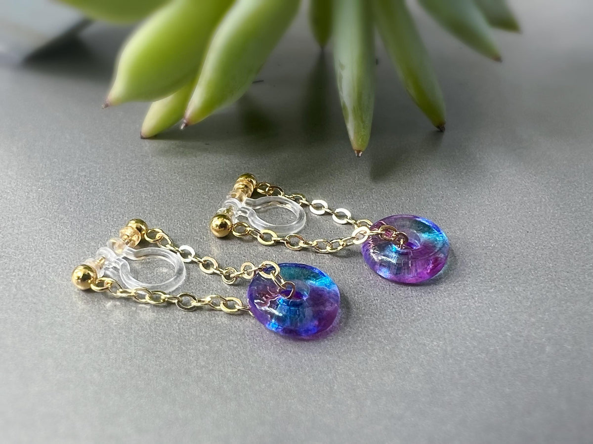 Boucles d'oreilles CLIPS INVISIBLE Chaîne plaqué d'Or Petit cercle Donut en verre Dégradé bleu violet. Clips d'oreilles oreilles non percées