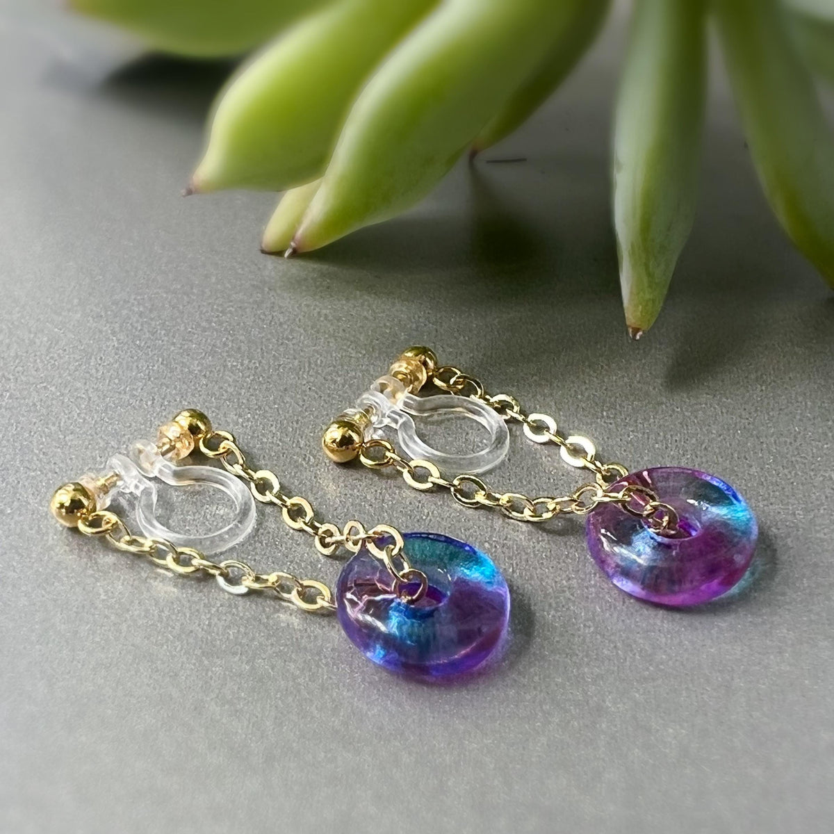 Boucles d'oreilles CLIPS INVISIBLE Chaîne plaqué d'Or Petit cercle Donut en verre Dégradé bleu violet. Clips d'oreilles oreilles non percées