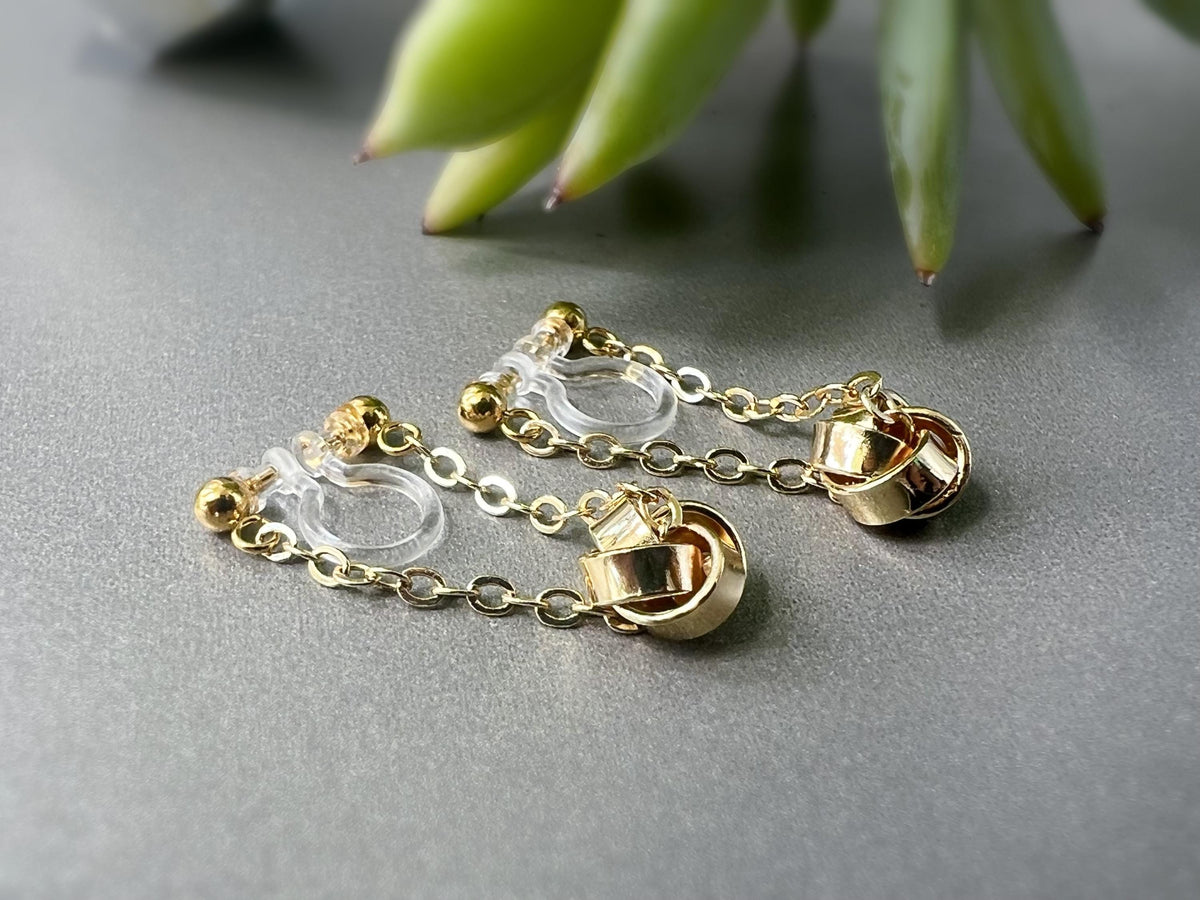 Boucles d'oreilles CLIPS INVISIBLE Chaîne plaqué d'Or Petit Fleur quatre pétales. Clips d'oreilles oreilles non percées