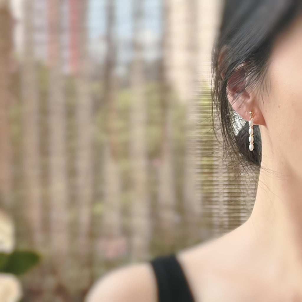 Clips d'oreilles longue Barre Perle blanche en verre min perle disque couleur Or. Boucles d'oreilles Clips Invisibles Moderne