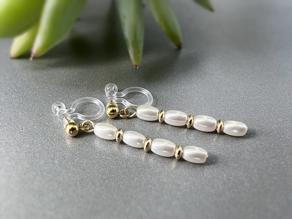 Clips d'oreilles longue Barre Perle blanche en verre min perle disque couleur Or. Boucles d'oreilles Clips Invisibles Moderne