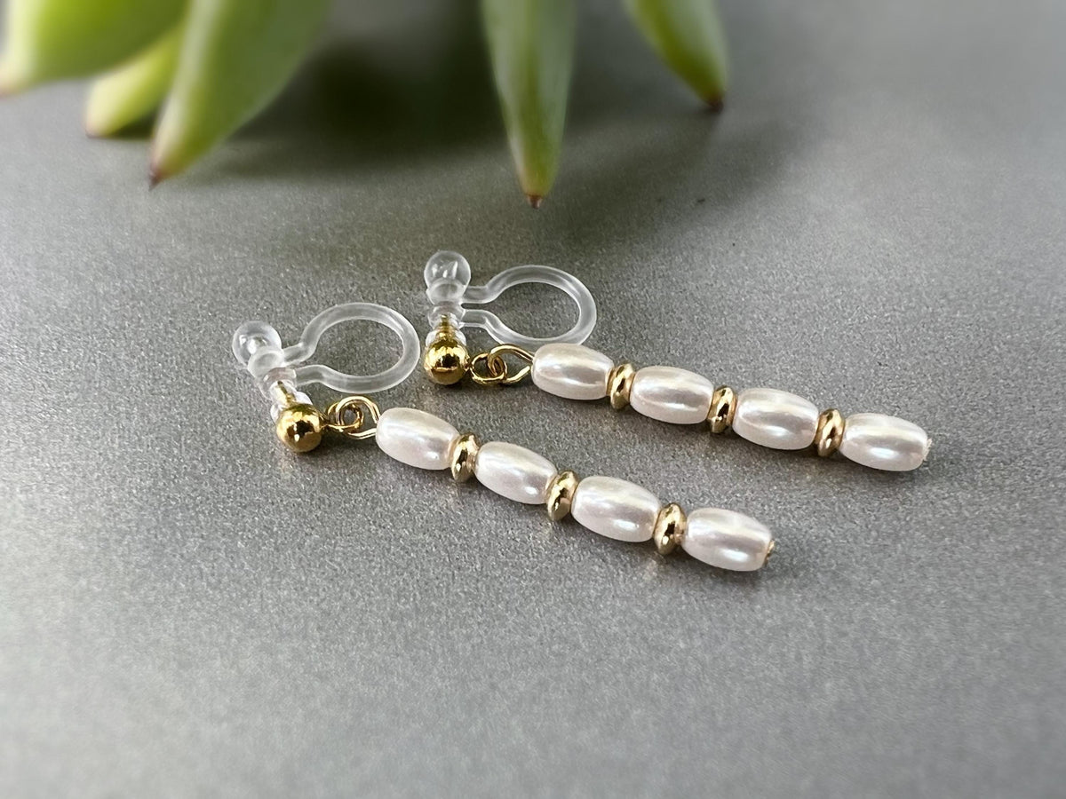 Clips d'oreilles longue Barre Perle blanche en verre min perle disque couleur Or. Boucles d'oreilles Clips Invisibles Moderne