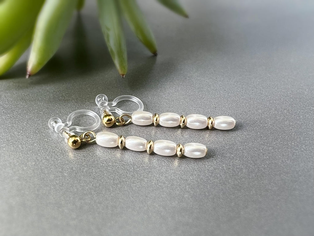 Clips d'oreilles longue Barre Perle blanche en verre min perle disque couleur Or. Boucles d'oreilles Clips Invisibles Moderne