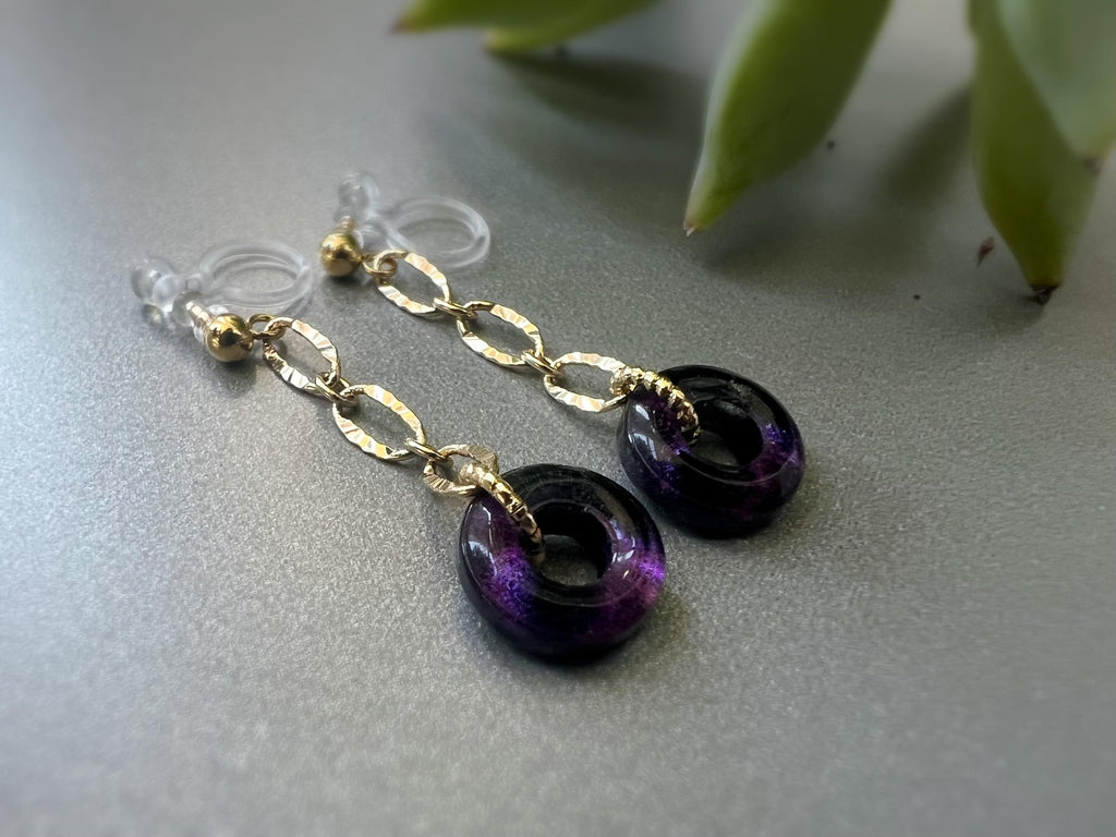 Boucles d'oreilles Clips INVISIBLES pendantes Longue chaîne Or / Argent, Petit cercle Donut en verre violet foncé. Clips confortable