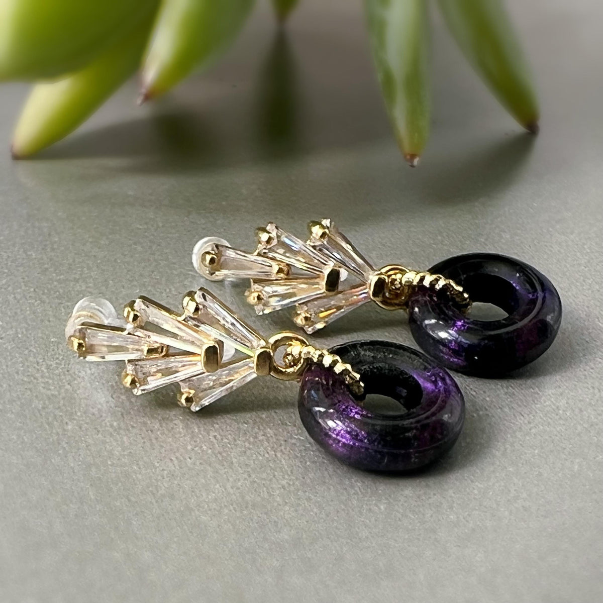 Boucles d'oreilles Clips INVISIBLES pendantes Feuille Zircon Or/ Argent, Petit cercle Donut en verre violet foncé. Clips confortable