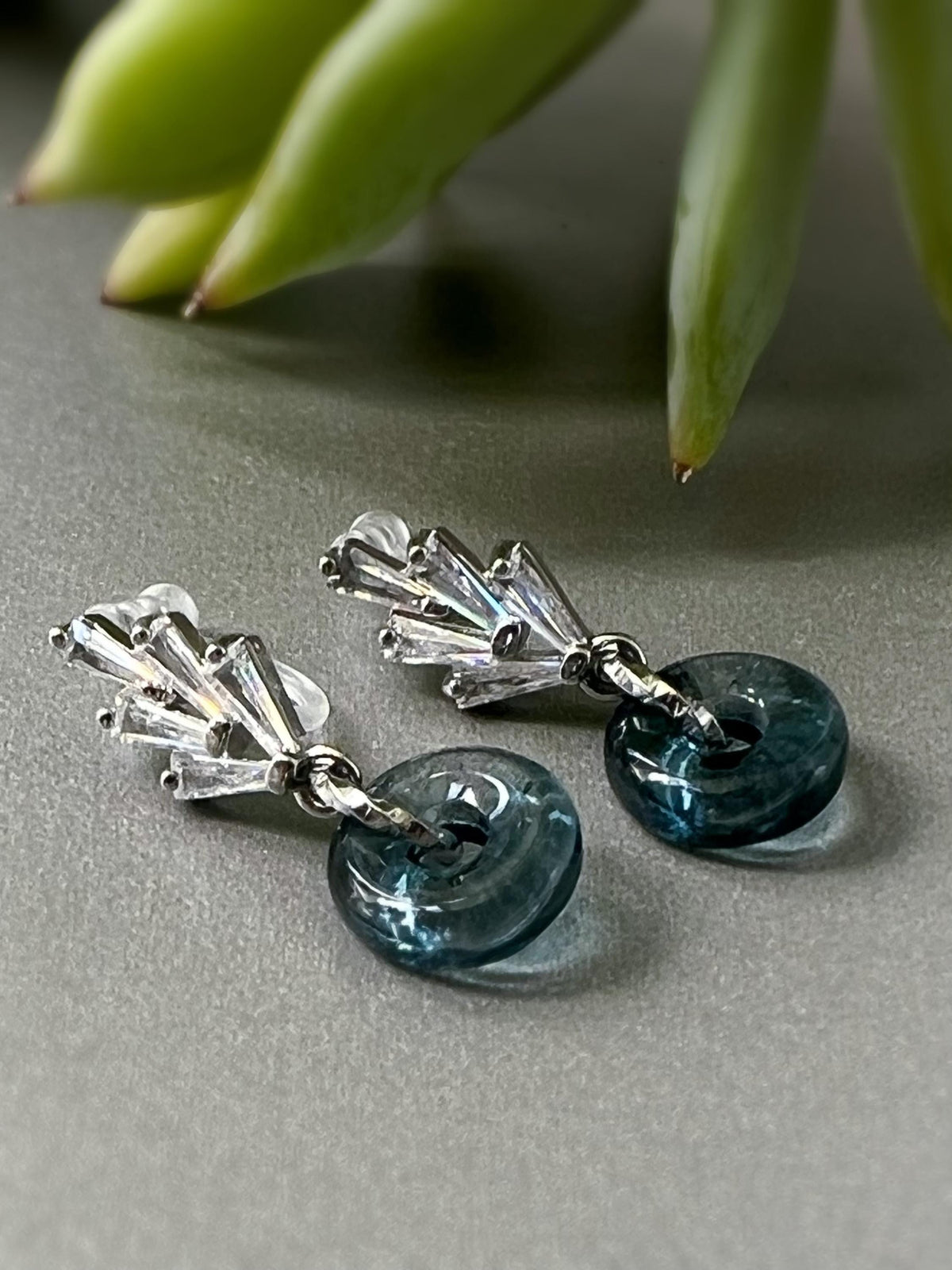 Boucles d'oreilles Clips INVISIBLES pendantes Feuille Zircon Or/ Argent, Petit cercle Donut en verre violet foncé. Clips confortable