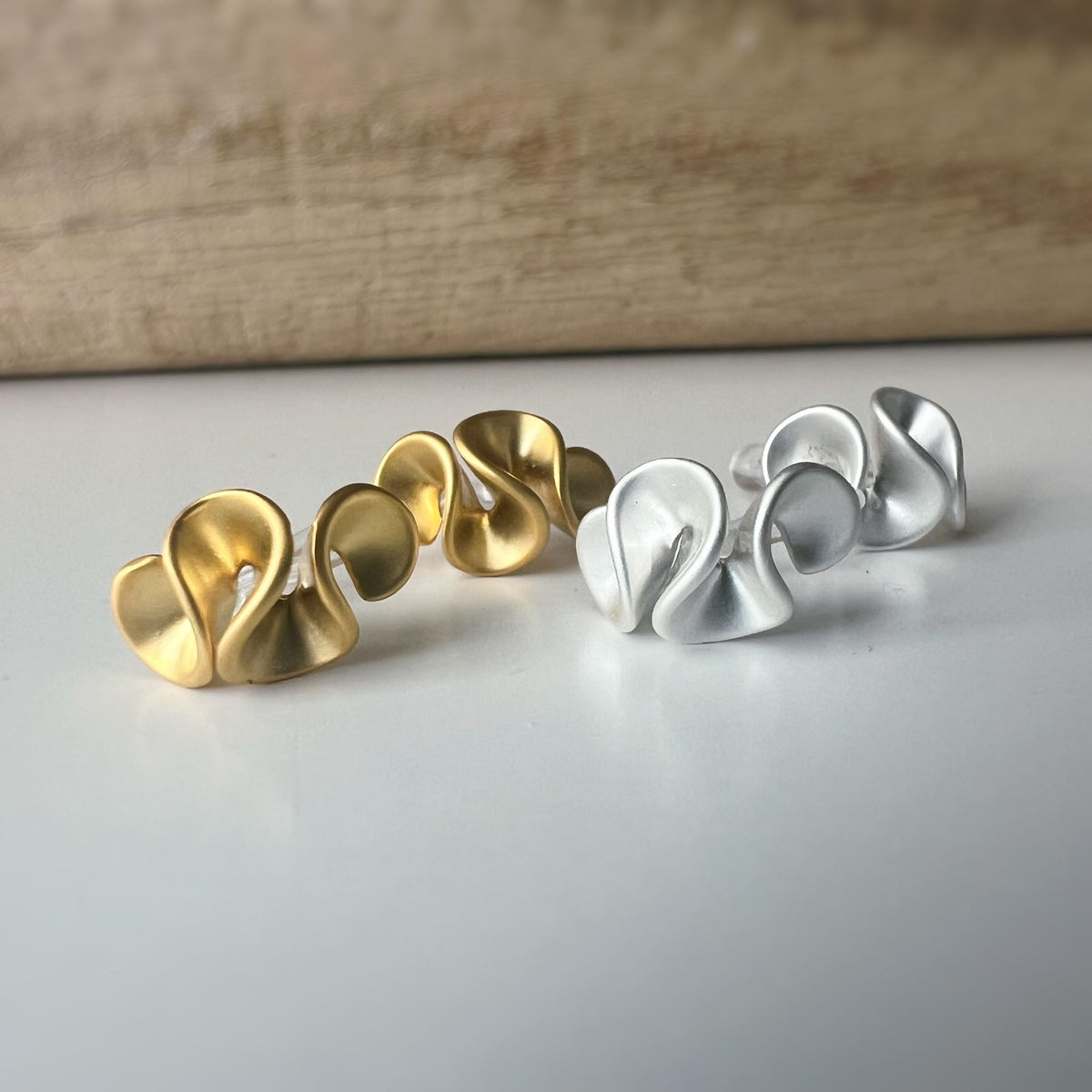Boucles d'oreilles Clips INVISIBLES fleur de crème au beurre couleur Or / Argent, Clips d'oreilles confortable bijoux minimaliste quotidien.