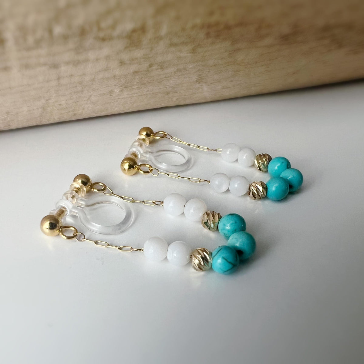 Boucles d'oreilles CLIPS INVISIBLE, Double face Chaîne Or mini perle turquoise blanche Clips d'oreilles pour oreilles non percées.