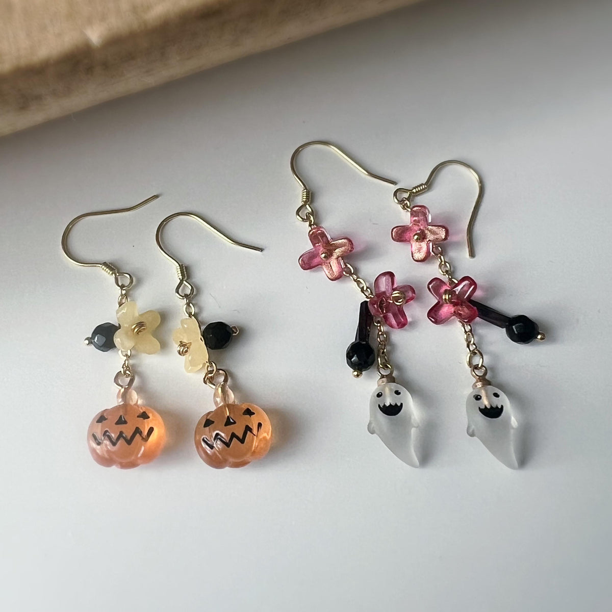 Halloween Boucles d'oreilles Clips ou Crochet pendantes, petit fantôme, citrouille, Mini fleurs Rose Jaune, Perle facette agate noire.