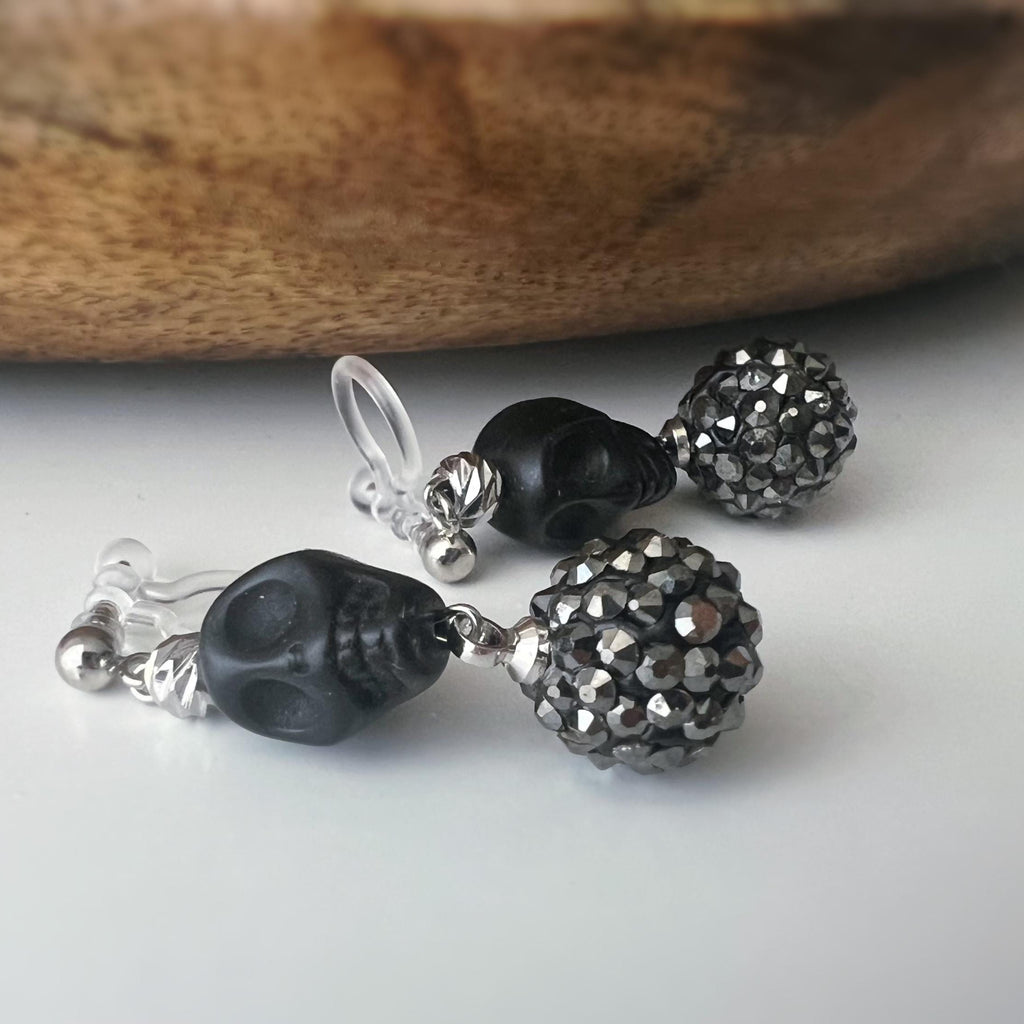 Halloween Boucles d'oreilles Clips pendantes mini Perle sculptée Grande Perle Shambala noire métallisée Tête de mort noir style punk.