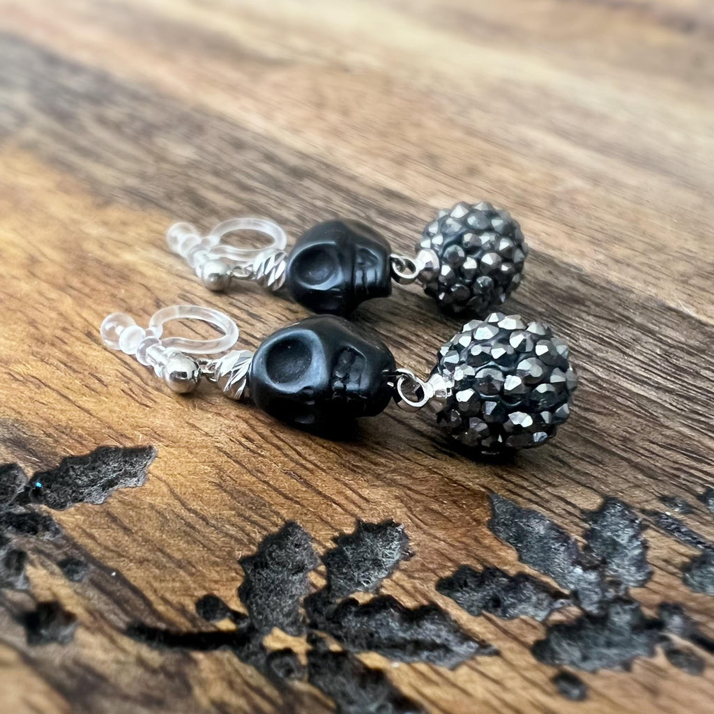 Halloween Boucles d'oreilles Clips pendantes mini Perle sculptée Grande Perle Shambala noire métallisée Tête de mort noir style punk.
