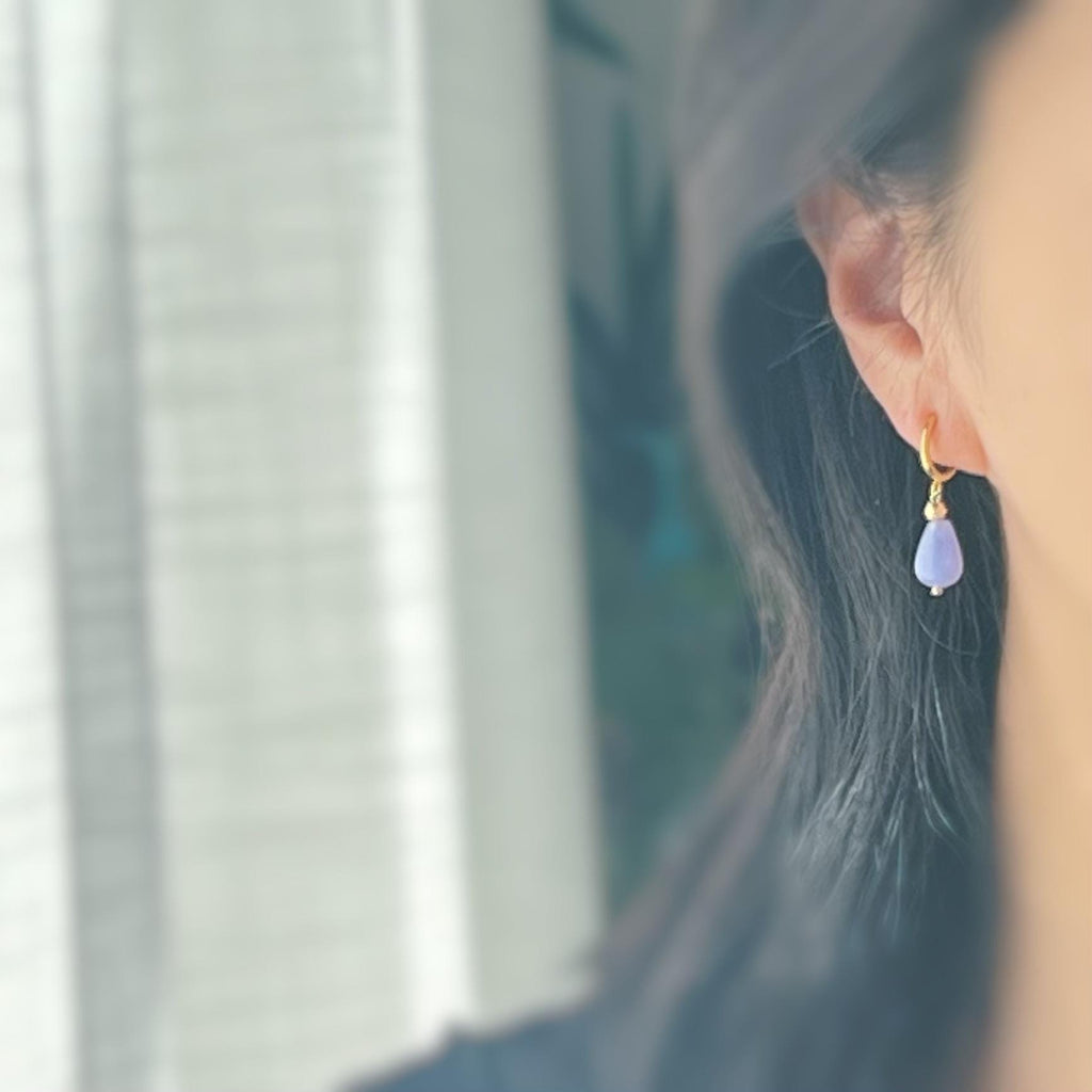 Boucles d'oreille CLIPS pendants anneaux Créoles doré avec Perle goutte d'eau Calcédoine bleu. Bijoux quotidien Anneaux 1.3cm