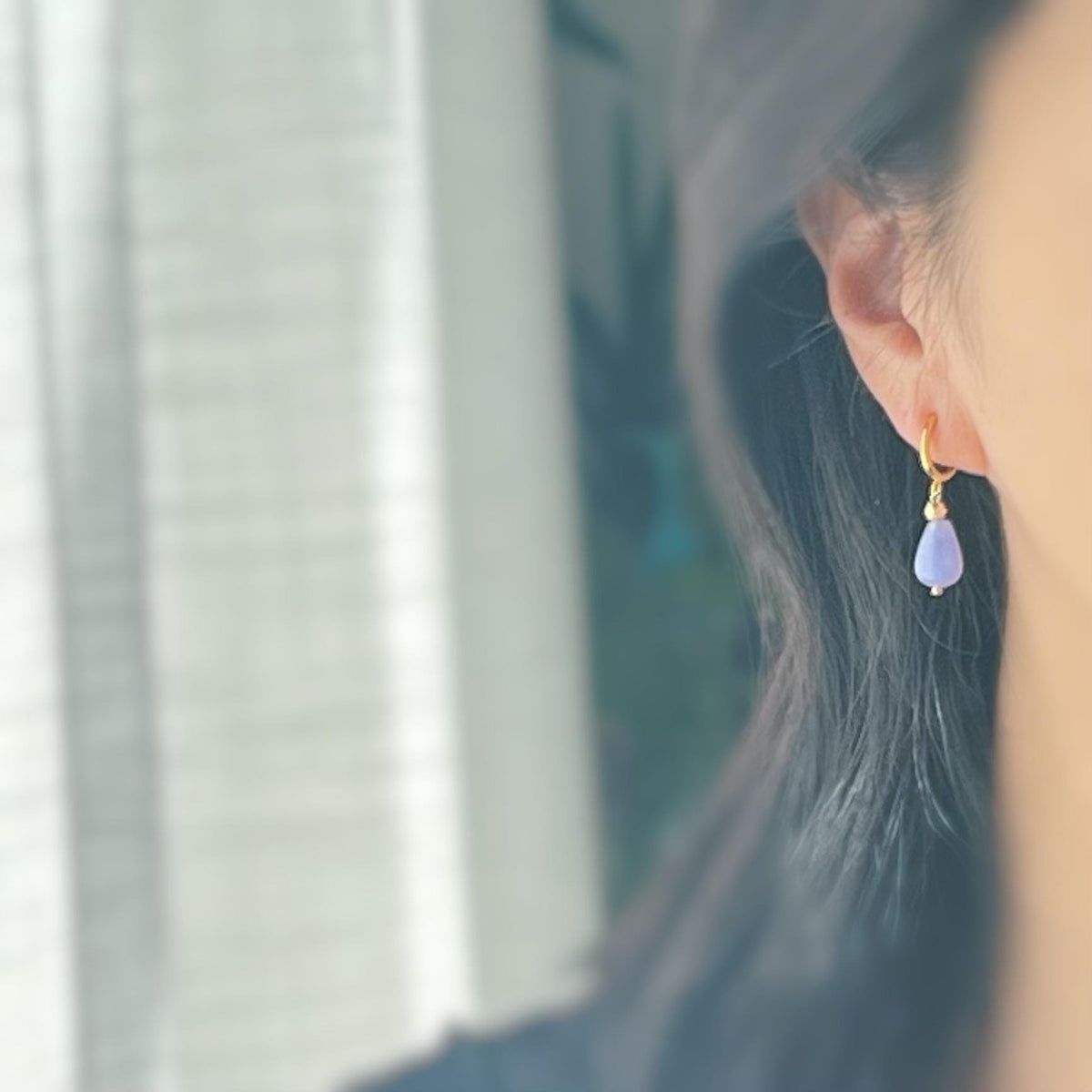 Boucles d'oreille CLIPS pendants anneaux Créoles doré avec Perle goutte d'eau Calcédoine bleu. Bijoux quotidien Anneaux 1.3cm