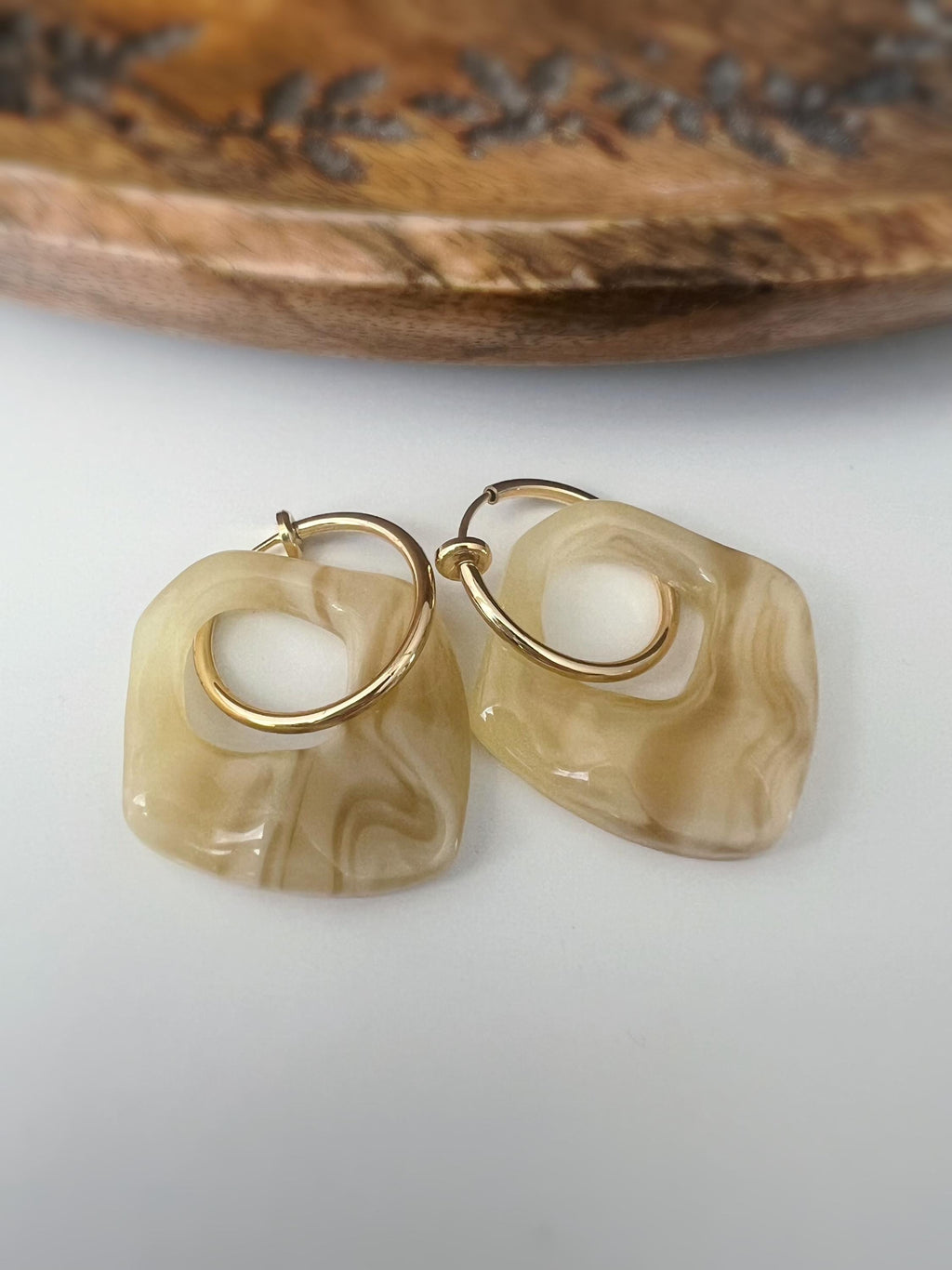 2 EN 1, Clips d'oreilles Anneaux Grand cercle Acétate Café crème. Créoles Clips 18mm Argent / Or. CLIPS confortable Oreilles non percées.