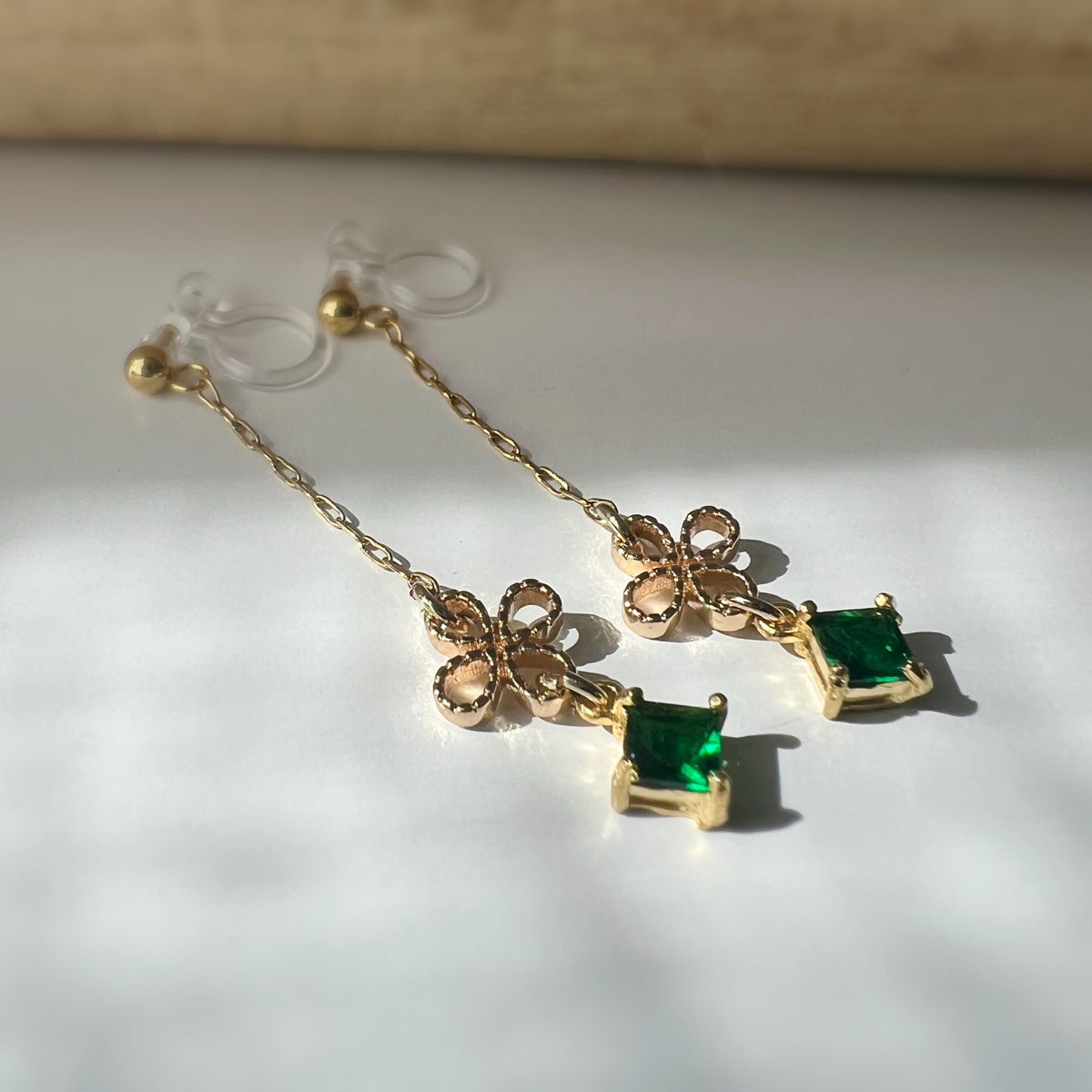 Boucles d'oreilles CLIPS INVISIBLE pendantes Chaîne Trèfle à 4 feuilles Oe petit zircon vert carré. Clips d'oreilles oreilles non percées