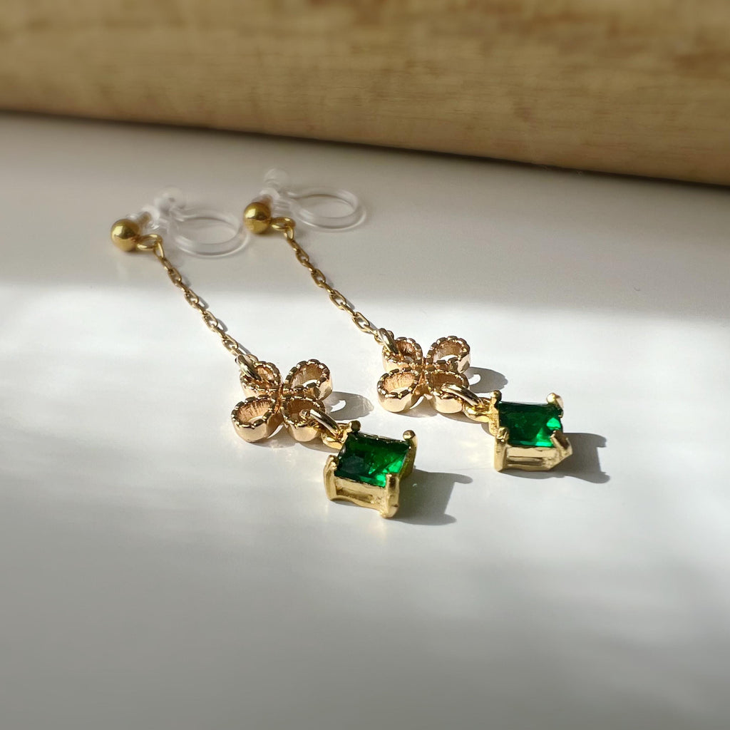 Boucles d'oreilles CLIPS INVISIBLE pendantes Chaîne Trèfle à 4 feuilles Oe petit zircon vert carré. Clips d'oreilles oreilles non percées