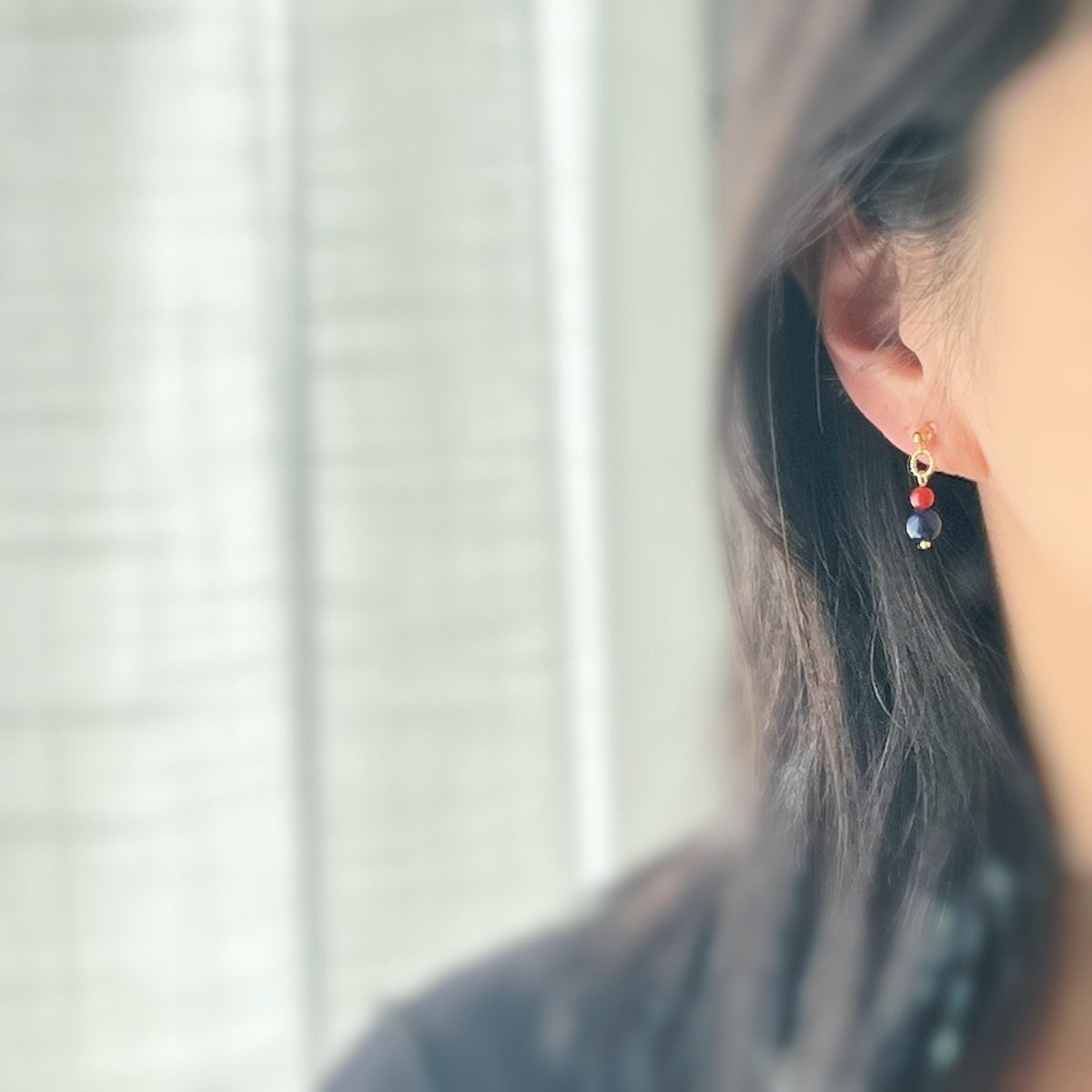 Clips d'oreilles pendants mini Cerclé couleur or petit perle agate rouge et pierre bleu . Boucles d'oreilles Clips Invisibles confortable