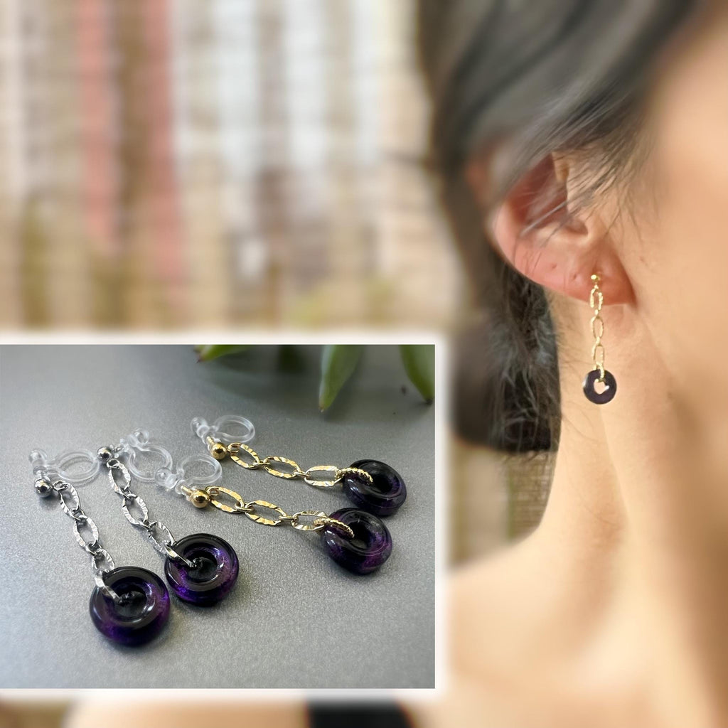 Boucles d'oreilles Clips INVISIBLES pendantes Longue chaîne Or / Argent, Petit cercle Donut en verre violet foncé. Clips confortable