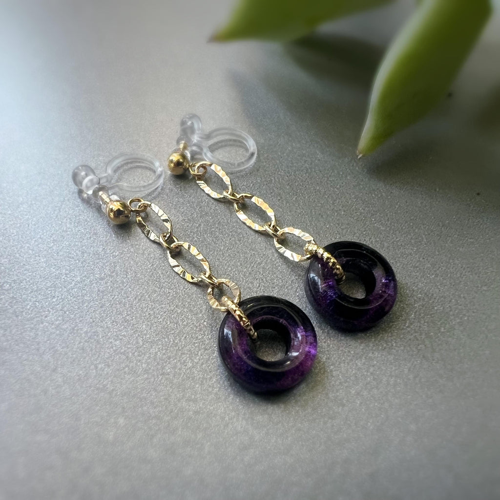Boucles d'oreilles Clips INVISIBLES pendantes Longue chaîne Or / Argent, Petit cercle Donut en verre violet foncé. Clips confortable
