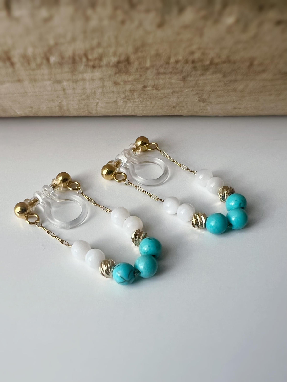 Boucles d'oreilles CLIPS INVISIBLE, Double face Chaîne Or mini perle turquoise blanche Clips d'oreilles pour oreilles non percées.
