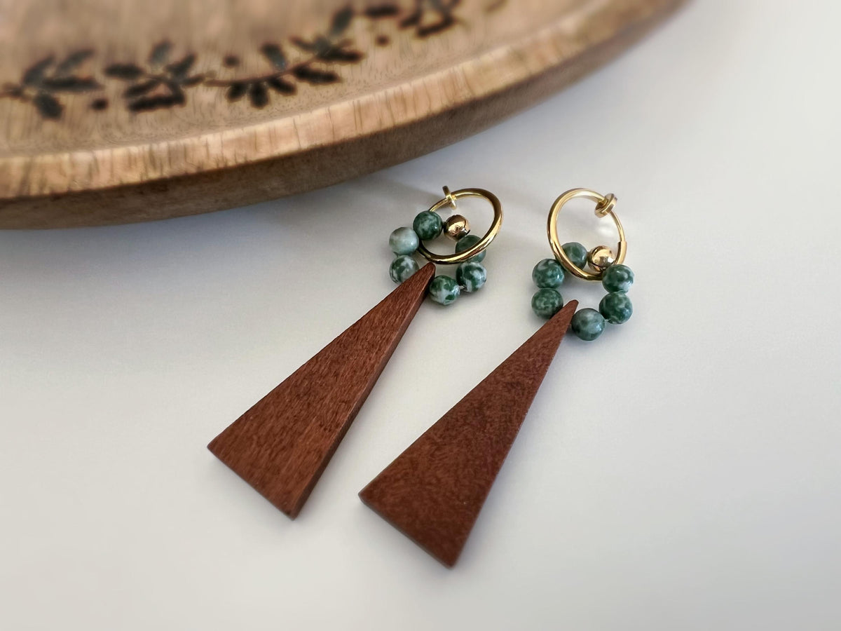 2 EN 1 Créoles Clips 15mm OR Cercle perles pierre naturelle verte Pendentif triangle en bois marron . Clips de l'hiver pour tenues chaudes.