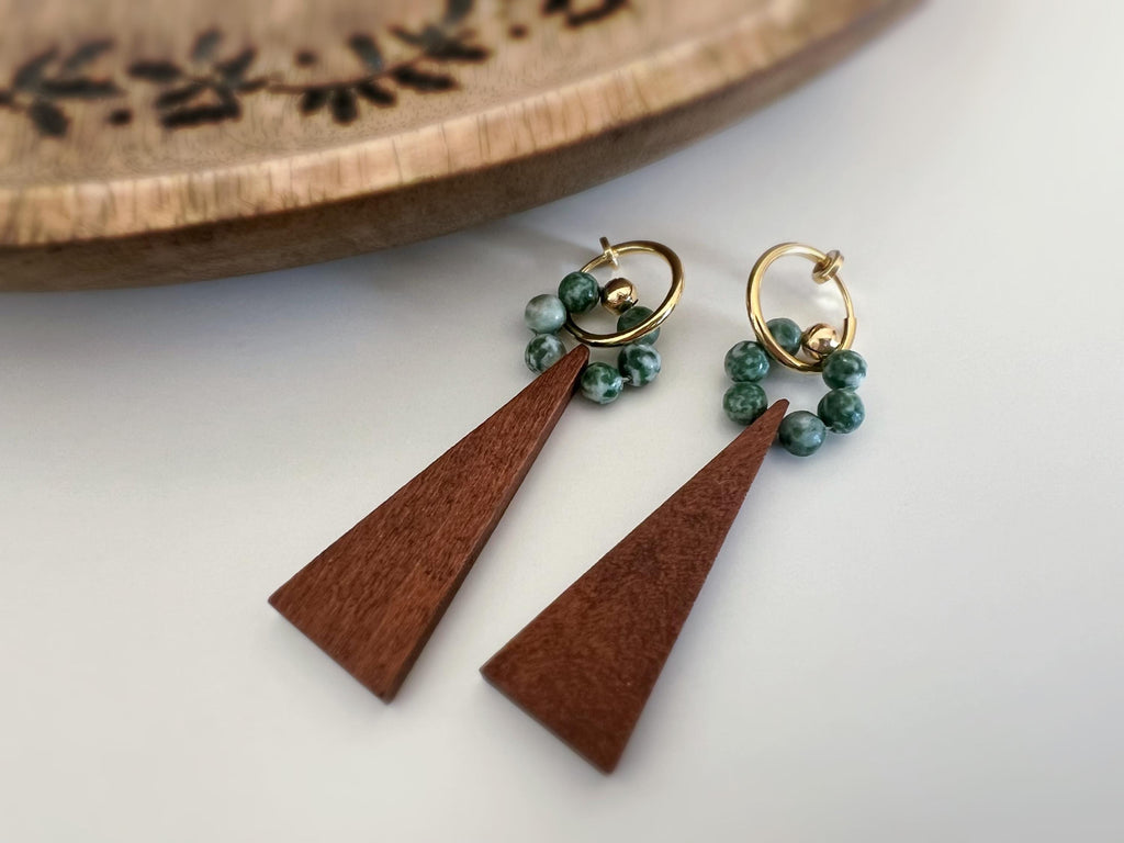 2 EN 1 Créoles Clips 15mm OR Cercle perles pierre naturelle verte Pendentif triangle en bois marron . Clips de l'hiver pour tenues chaudes.