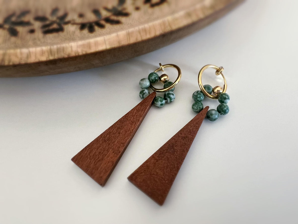 2 EN 1 Créoles Clips 15mm OR Cercle perles pierre naturelle verte Pendentif triangle en bois marron . Clips de l'hiver pour tenues chaudes.