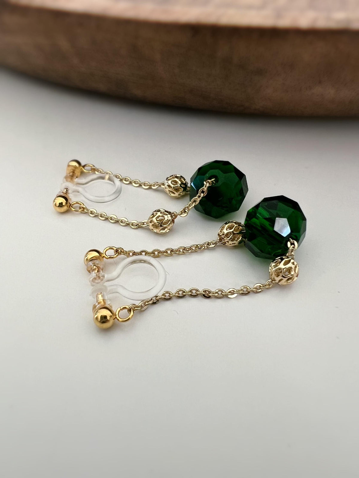 Boucles d'oreilles CLIPS INVISIBLE Chaîne plaqué d'Or Perle facette verte mini perle or creuses sculptées Clips d'oreilles non percées
