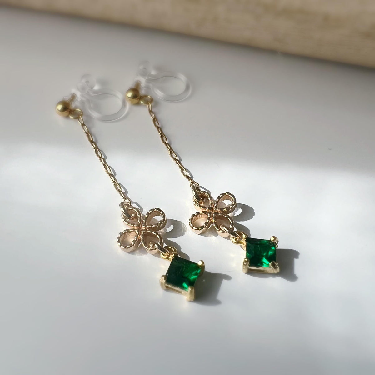 Boucles d'oreilles CLIPS INVISIBLE pendantes Chaîne Trèfle à 4 feuilles Oe petit zircon vert carré. Clips d'oreilles oreilles non percées