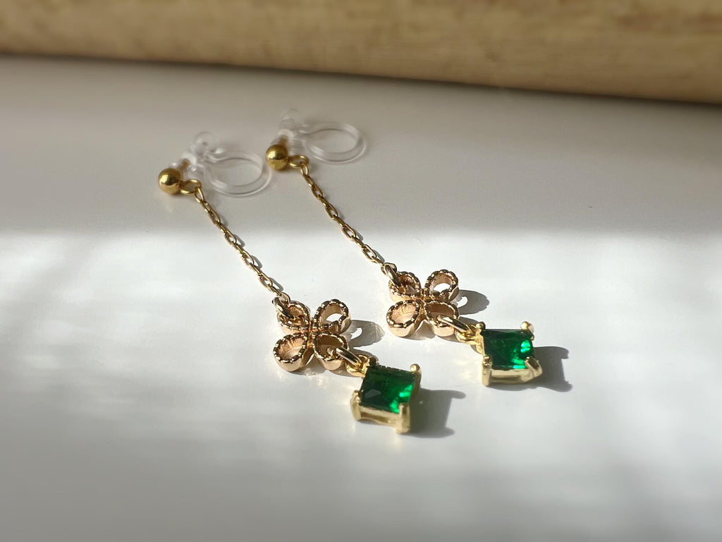 Boucles d'oreilles CLIPS INVISIBLE pendantes Chaîne Trèfle à 4 feuilles Oe petit zircon vert carré. Clips d'oreilles oreilles non percées