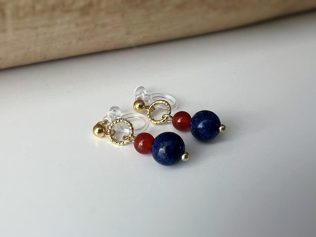 Clips d'oreilles pendants mini Cerclé couleur or petit perle agate rouge et pierre bleu . Boucles d'oreilles Clips Invisibles confortable