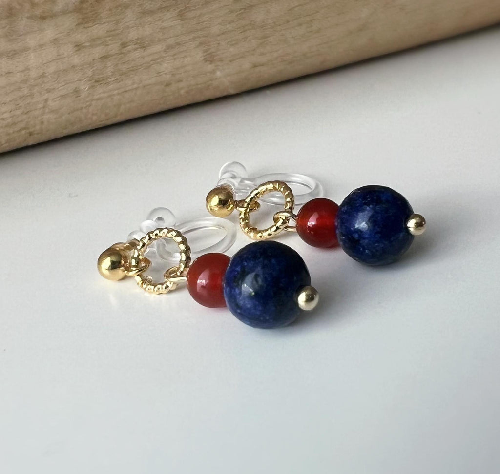 Clips d'oreilles pendants mini Cerclé couleur or petit perle agate rouge et pierre bleu . Boucles d'oreilles Clips Invisibles confortable