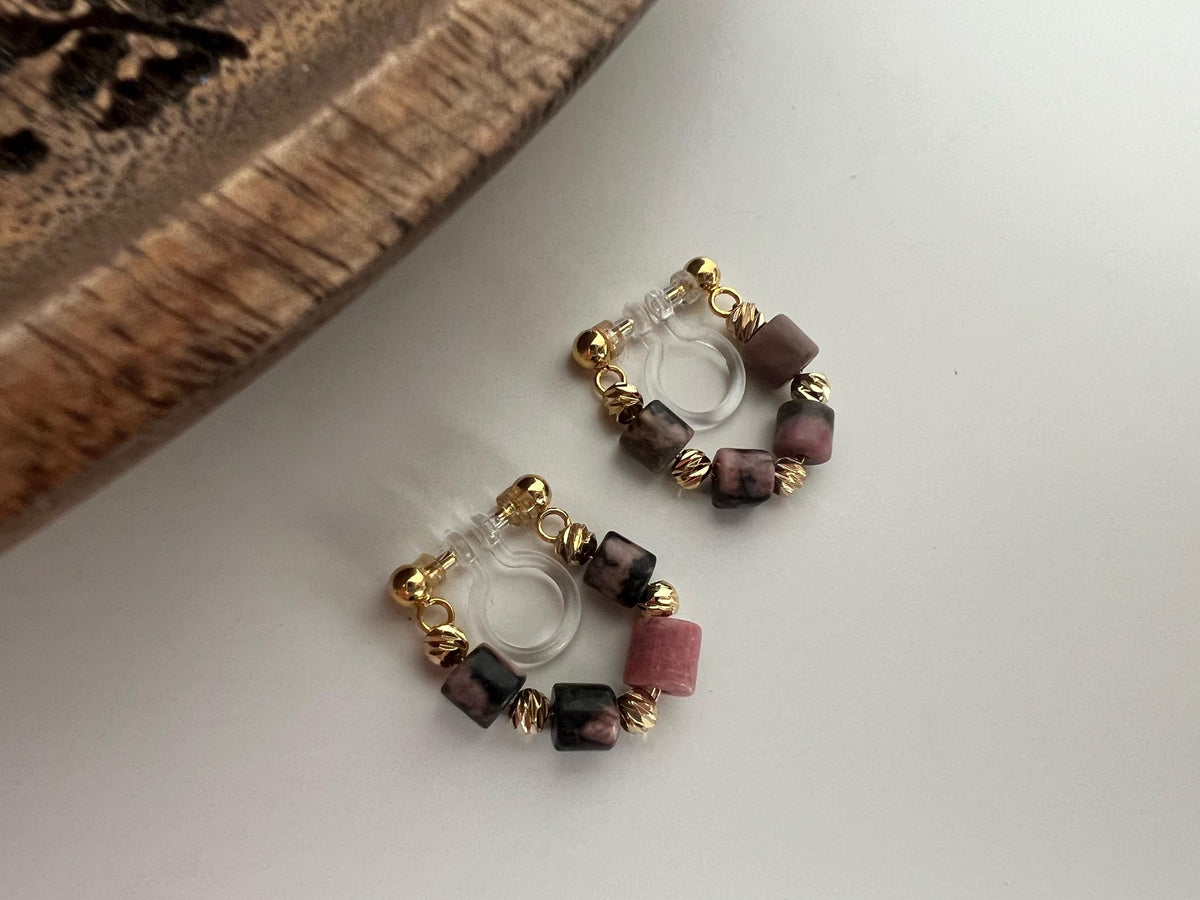 Boucles d'oreilles CLIPS INVISIBLE or pendantes, Perles cylindriques en pierre à motifs roses et noirs perle, Mini perles gravées dorées