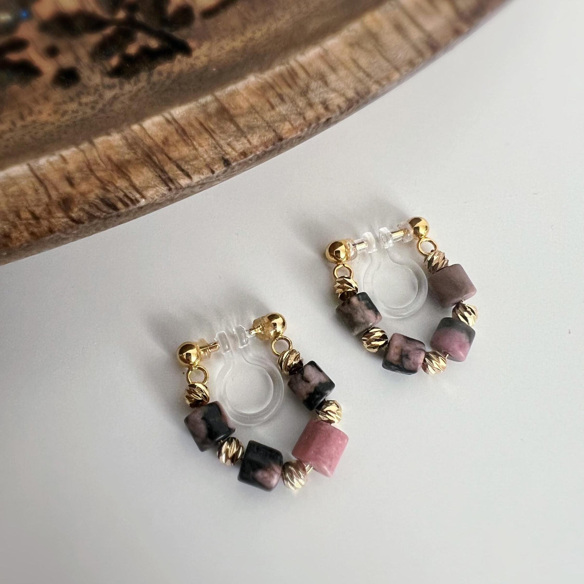 Boucles d'oreilles CLIPS INVISIBLE or pendantes, Perles cylindriques en pierre à motifs roses et noirs perle, Mini perles gravées dorées
