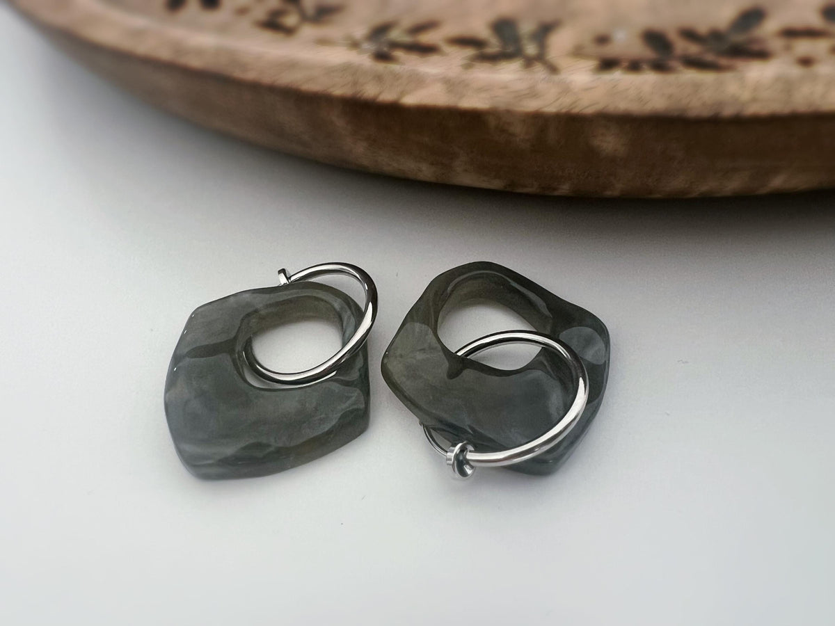 2 EN 1, Clips d'oreilles Anneaux Grand cercle Acétate Gris foncé. Créoles Clips 18mm Argent / Or. CLIPS confortable Oreilles non percées.