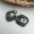2 EN 1, Clips d'oreilles Anneaux Grand cercle Acétate Gris foncé. Créoles Clips 18mm Argent / Or. CLIPS confortable Oreilles non percées.