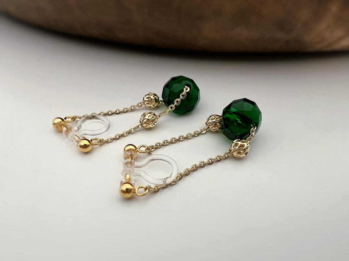 Boucles d'oreilles CLIPS INVISIBLE Chaîne plaqué d'Or Perle facette verte mini perle or creuses sculptées Clips d'oreilles non percées