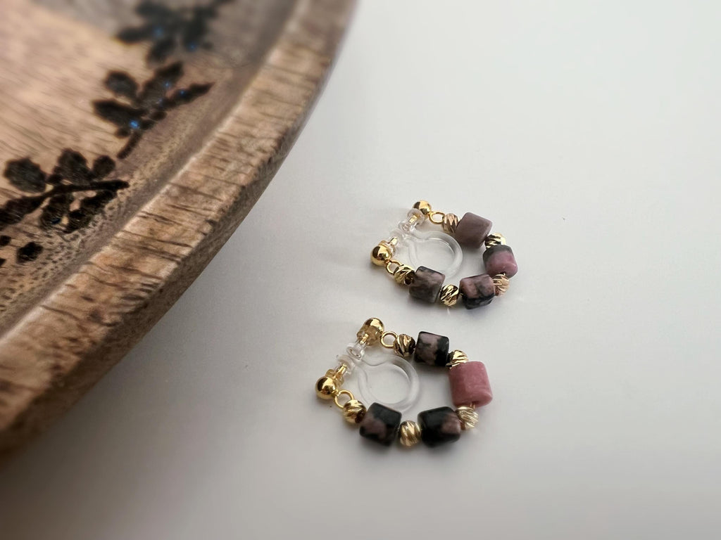 Boucles d'oreilles CLIPS INVISIBLE or pendantes, Perles cylindriques en pierre à motifs roses et noirs perle, Mini perles gravées dorées