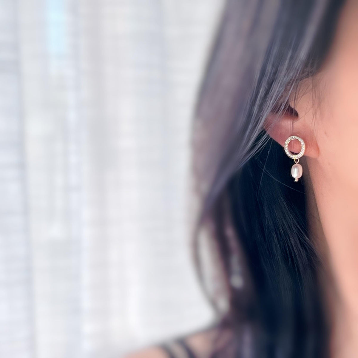 Clips d'oreilles Cercles Zircon Perle d'eau douce naturelle blanche Couleur Or/ Argent. CLIPS Invisible pendantes confortable.
