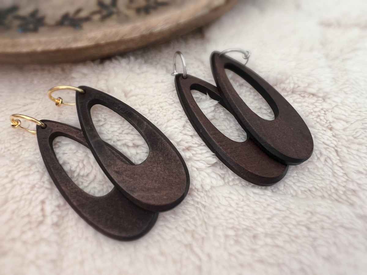 2 EN 1 Clips d’oreilles Créoles 15mm Or/Argent, Ovales en bois, design ajouré, légères et élégantes. Idéal pour un style naturel et chic.