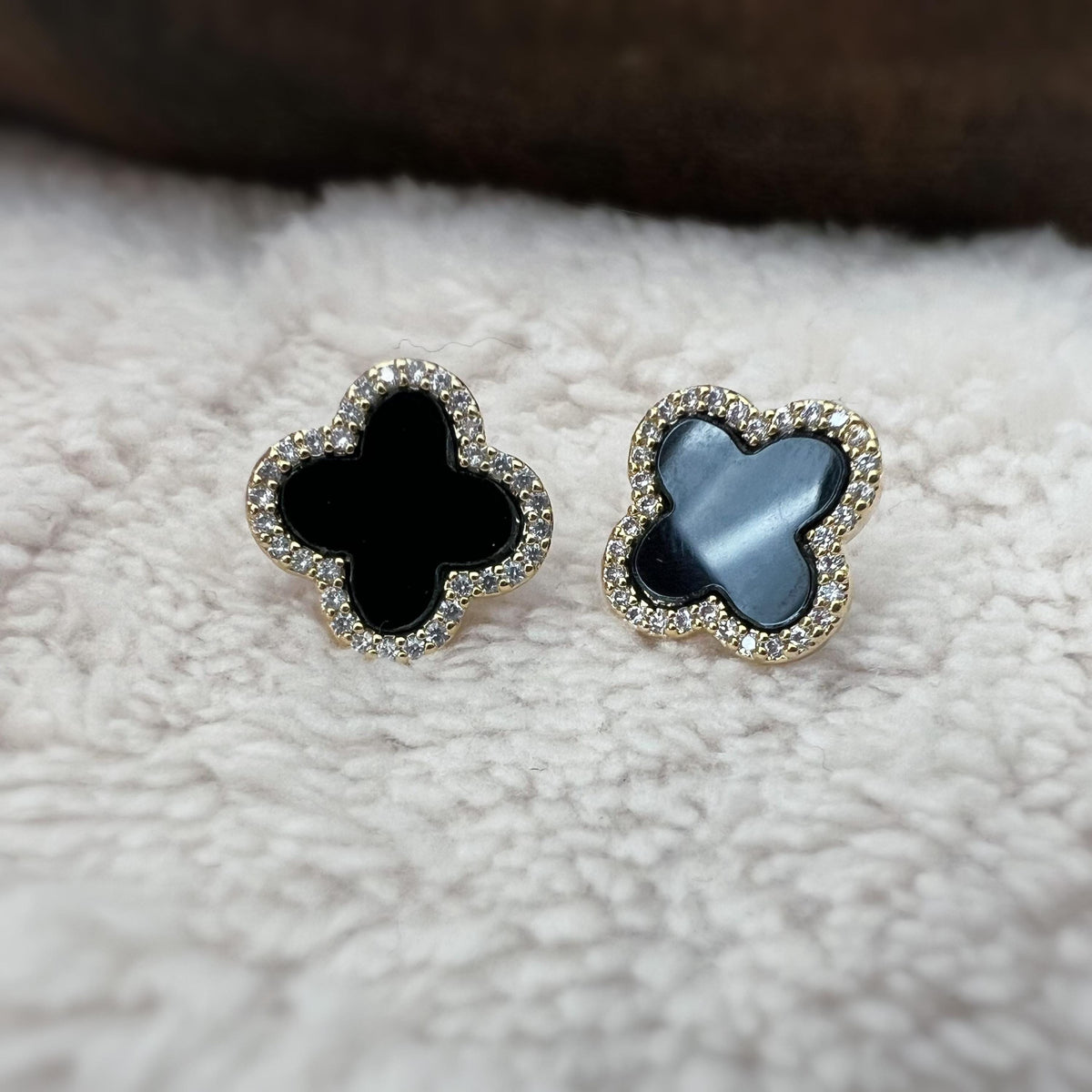 CLIPS d'oreilles invisibles, Trèfle à 4 feuilles or porte bonheur mini zircon Noir/ Blanc Boucles d'oreilles clips confortable délicat