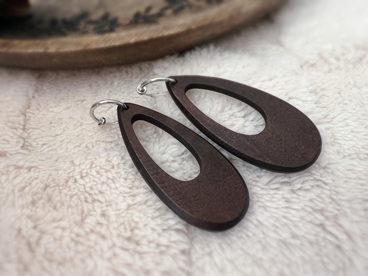 2 EN 1 Clips d’oreilles Créoles 15mm Or/Argent, Ovales en bois, design ajouré, légères et élégantes. Idéal pour un style naturel et chic.