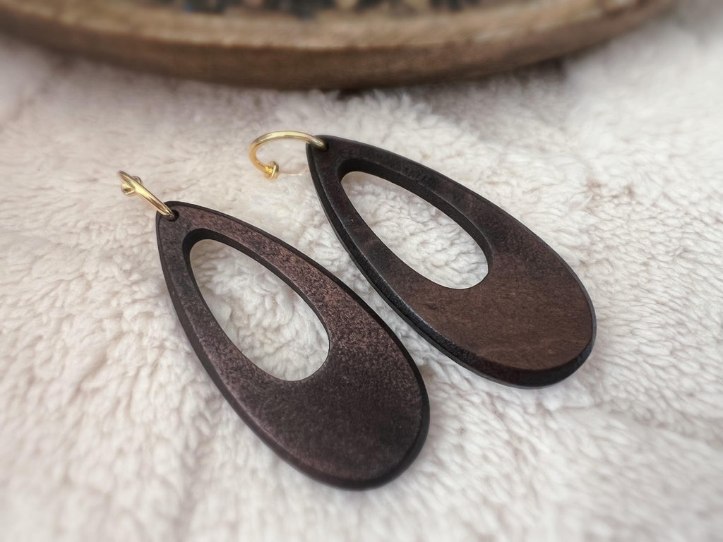 2 EN 1 Clips d’oreilles Créoles 15mm Or/Argent, Ovales en bois, design ajouré, légères et élégantes. Idéal pour un style naturel et chic.