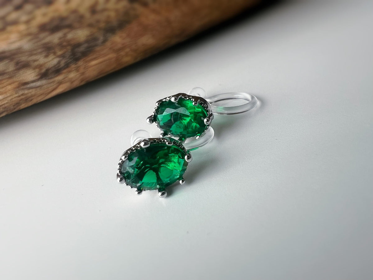 Boucles d'oreilles clips pierres vert émeraude scintillantes serties dans un cadre argenté raffiné Idéales pour une touche de sophistication