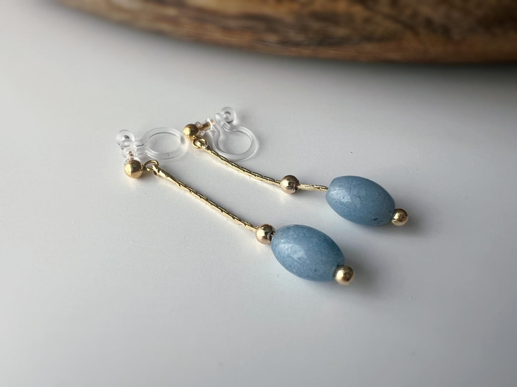 Boucles d'oreilles clips élégantes pierres naturelles bleu clair perles dorées. Design fin et minimaliste, parfait pour touche sophistiquée.