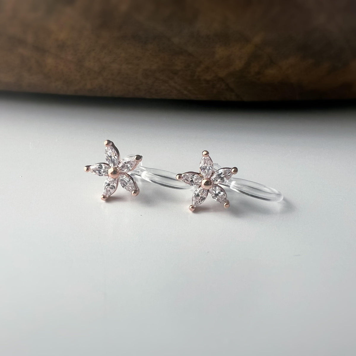 Mini Boucles d'oreilles clip fleur scintillante or/ argent/ or rose. Élégantes, elles ajoutent une touche raffinée à votre look.