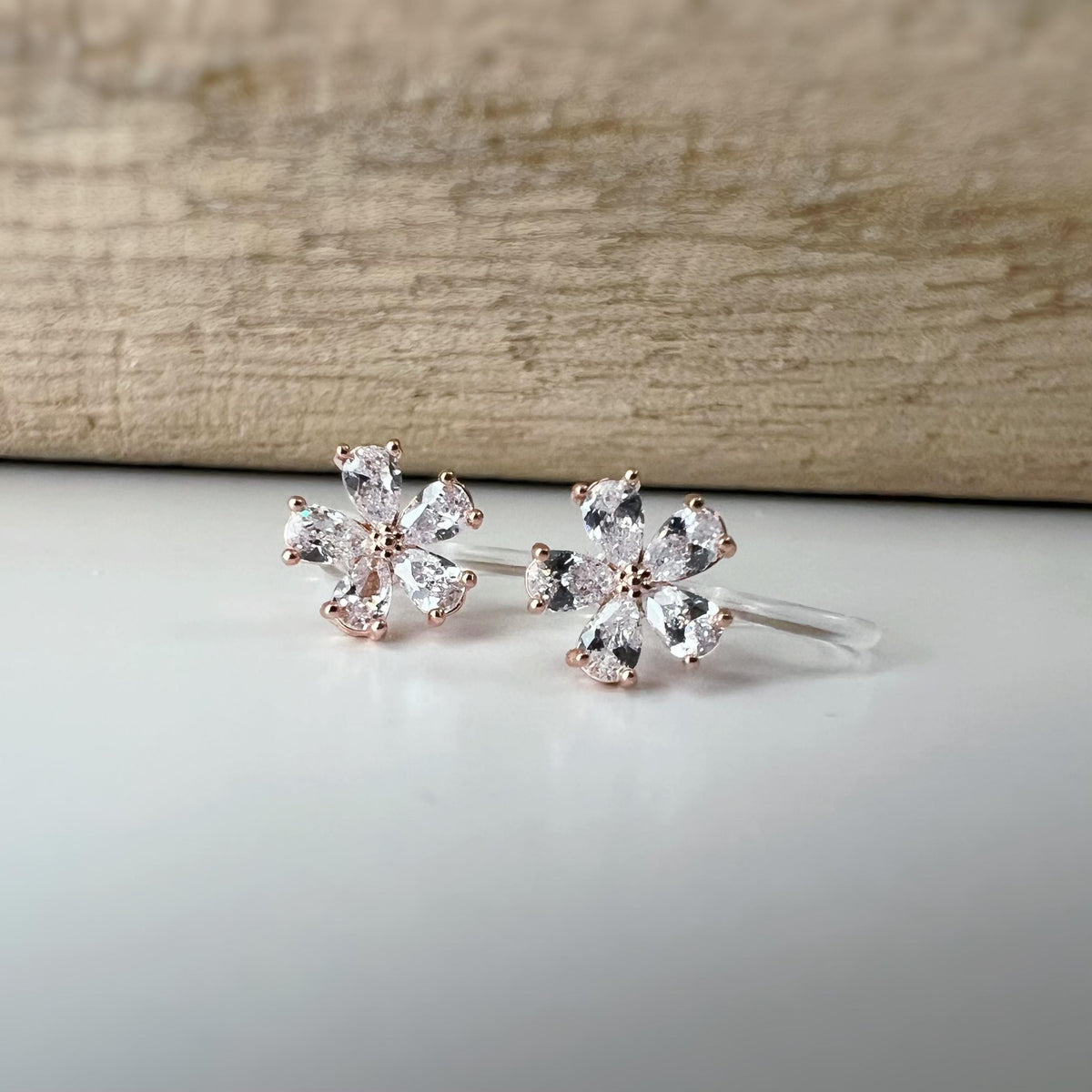 Mini Boucles d'oreilles clip fleur scintillante or/ argent/ or rose. Élégantes, elles ajoutent une touche raffinée à votre look.