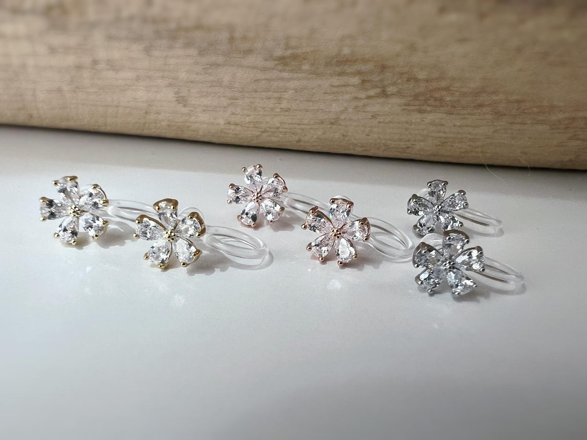 Mini Boucles d'oreilles clip fleur scintillante or/ argent/ or rose. Élégantes, elles ajoutent une touche raffinée à votre look.