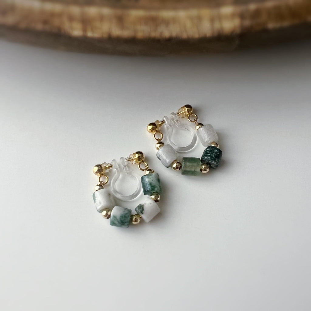 Boucles d'oreilles clip élégantes Perles cylindriques pierres vert blanc Perles gravées dorées /argentées. Confortable look raffiné naturel