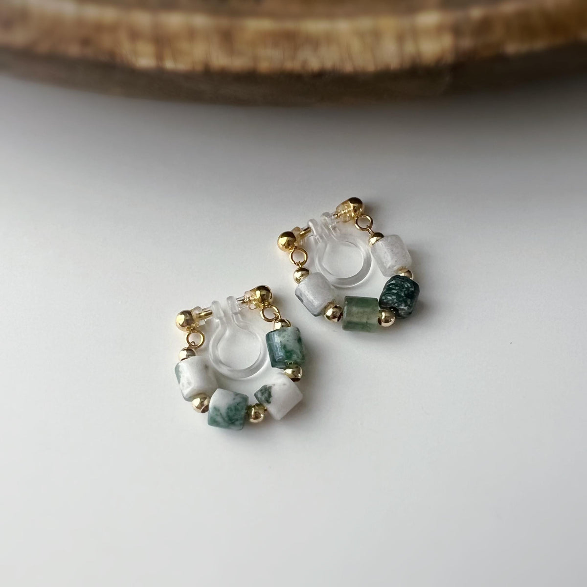 Boucles d'oreilles clip élégantes Perles cylindriques pierres vert blanc Perles gravées dorées /argentées. Confortable look raffiné naturel